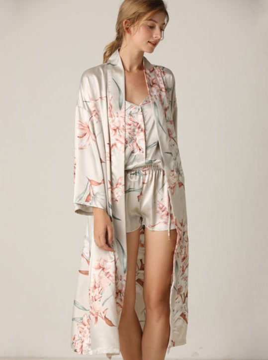 Luxuriöse Nachtwäsche Set: Eleganter Satin Kimono mit Blumenmuster