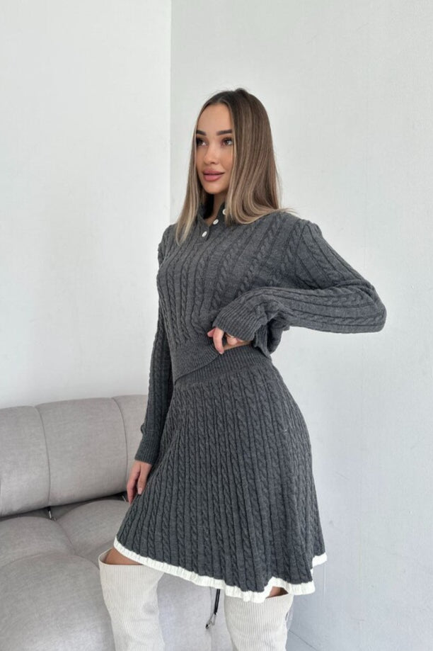 Chic kabelstrikket sweaterkjole