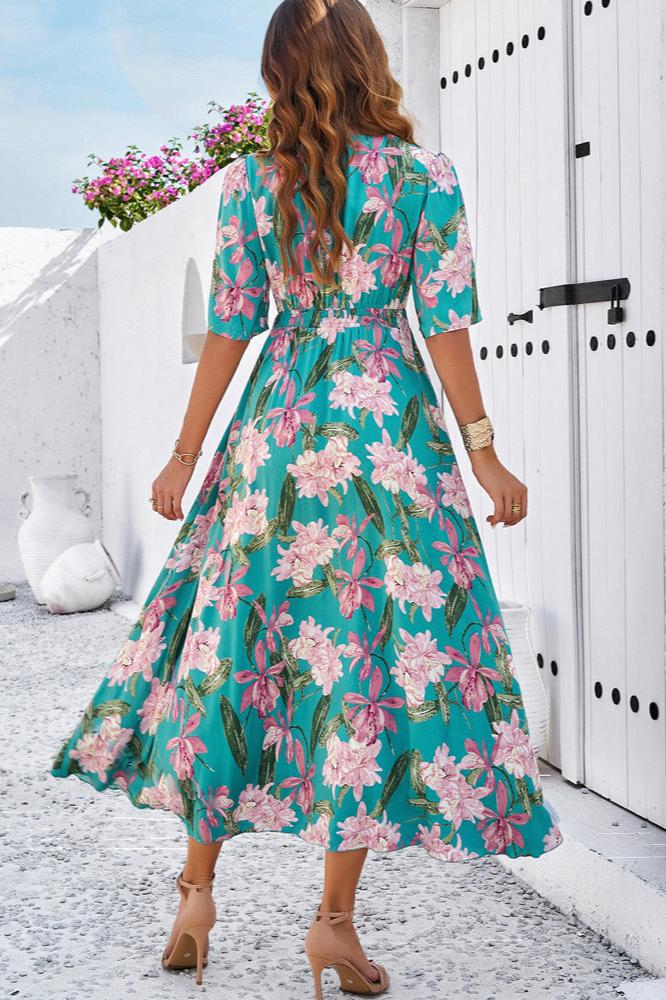 Chic sommerblomstret midi-kjole med V-hals sideslids