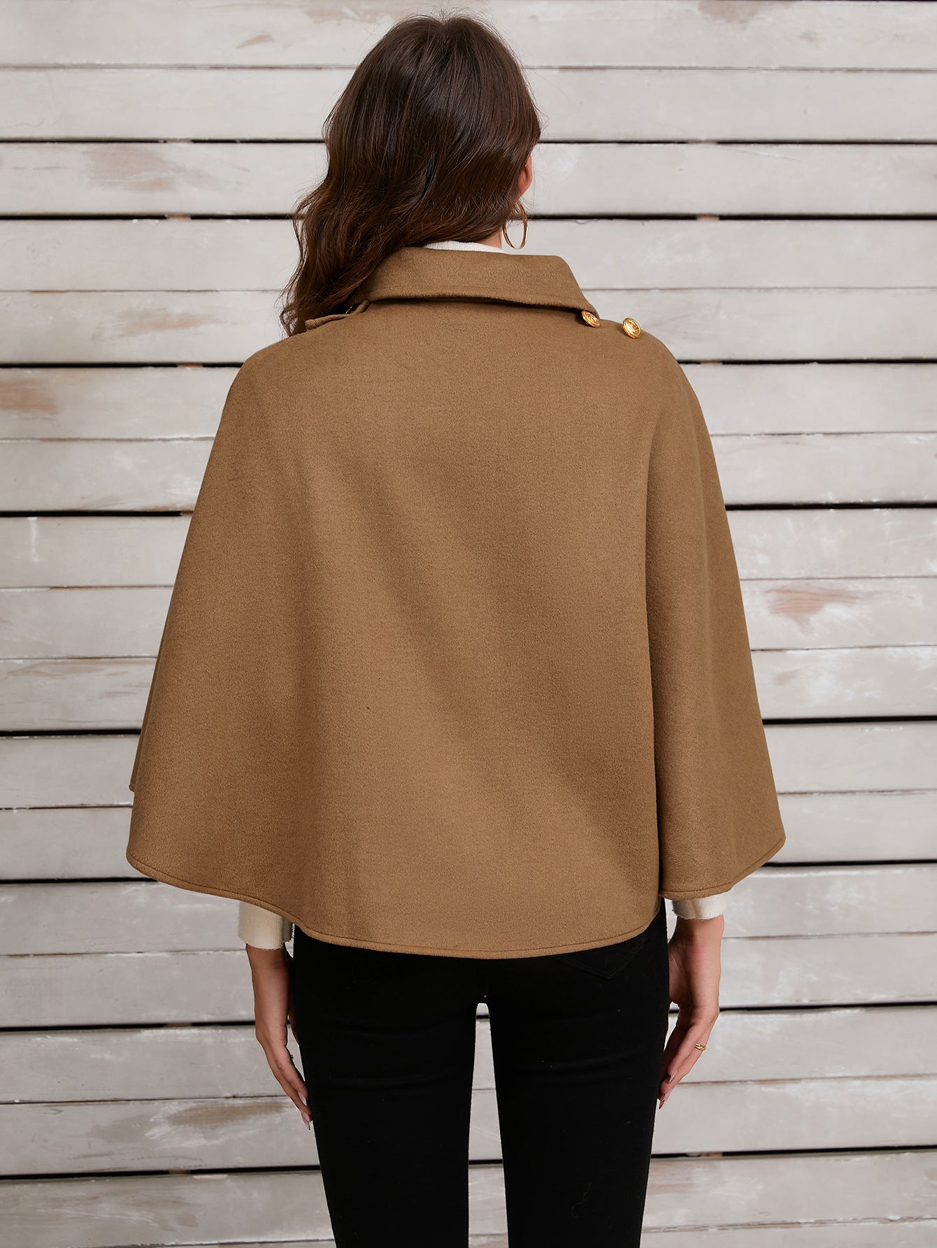 Chic Camel Cape med elegant guldknap til sofistikerede lejligheder