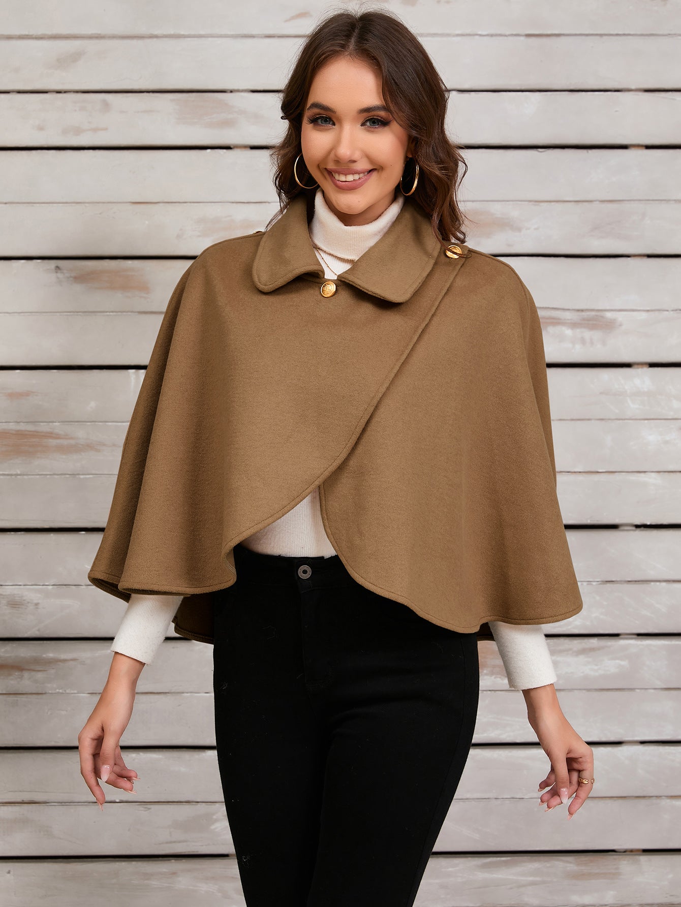 Chic Camel Cape med elegant guldknap til sofistikerede lejligheder