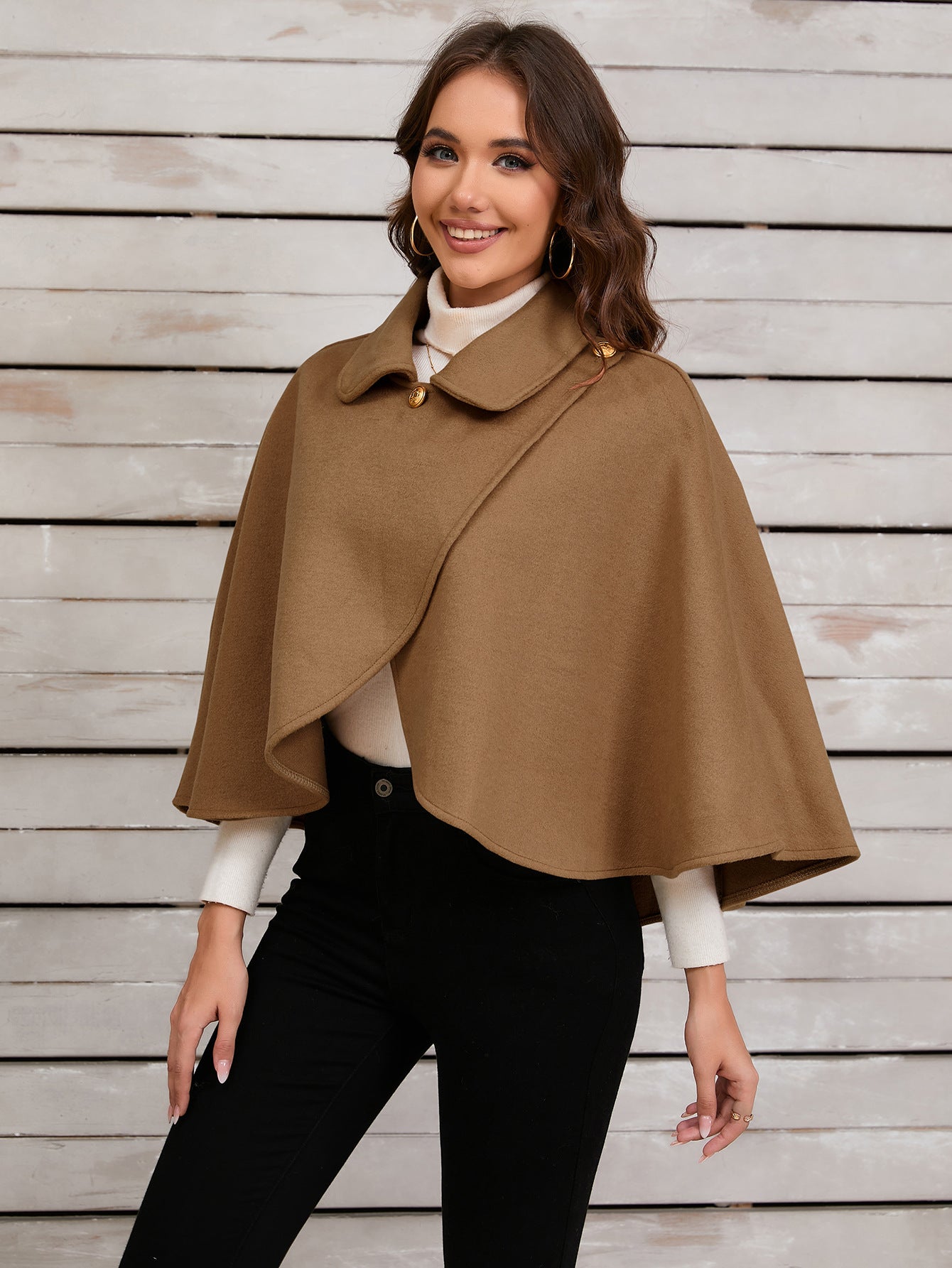 Chic Camel Cape med elegant guldknap til sofistikerede lejligheder