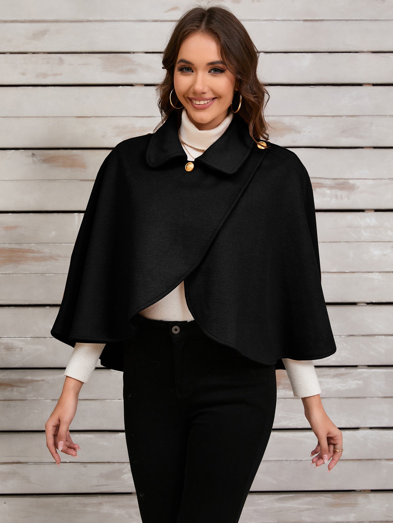 Chic Camel Cape med elegant guldknap til sofistikerede lejligheder