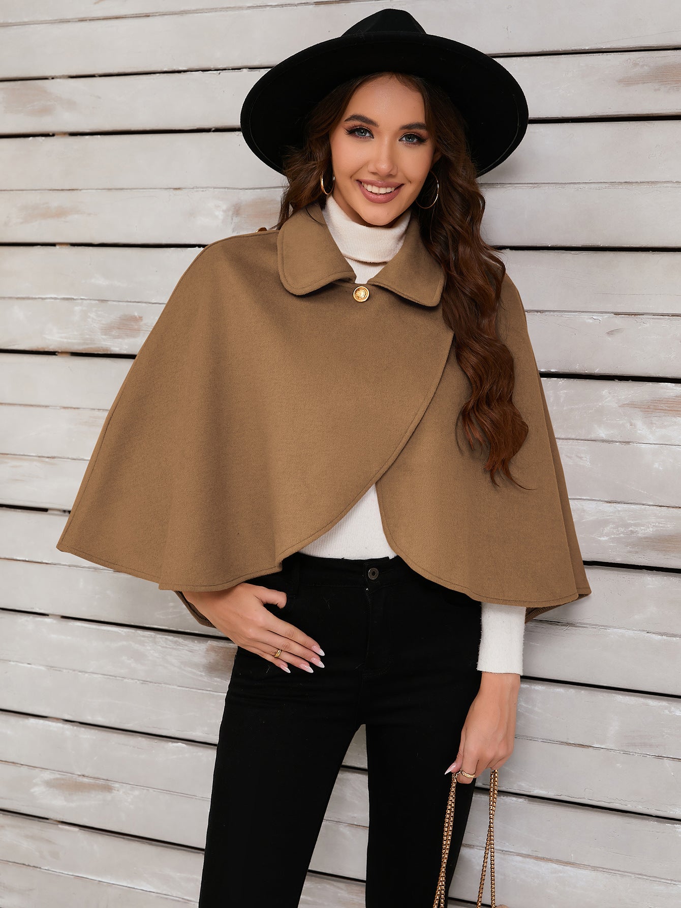 Chic Camel Cape med elegant guldknap til sofistikerede lejligheder