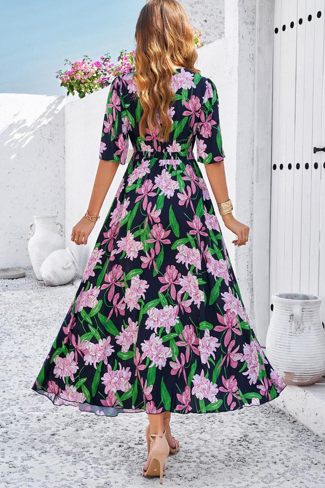 Chic sommerblomstret midi-kjole med V-hals sideslids