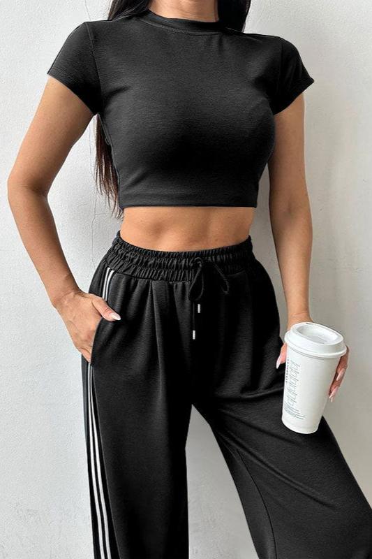 Sporty kortærmet croptop og buksesæt 