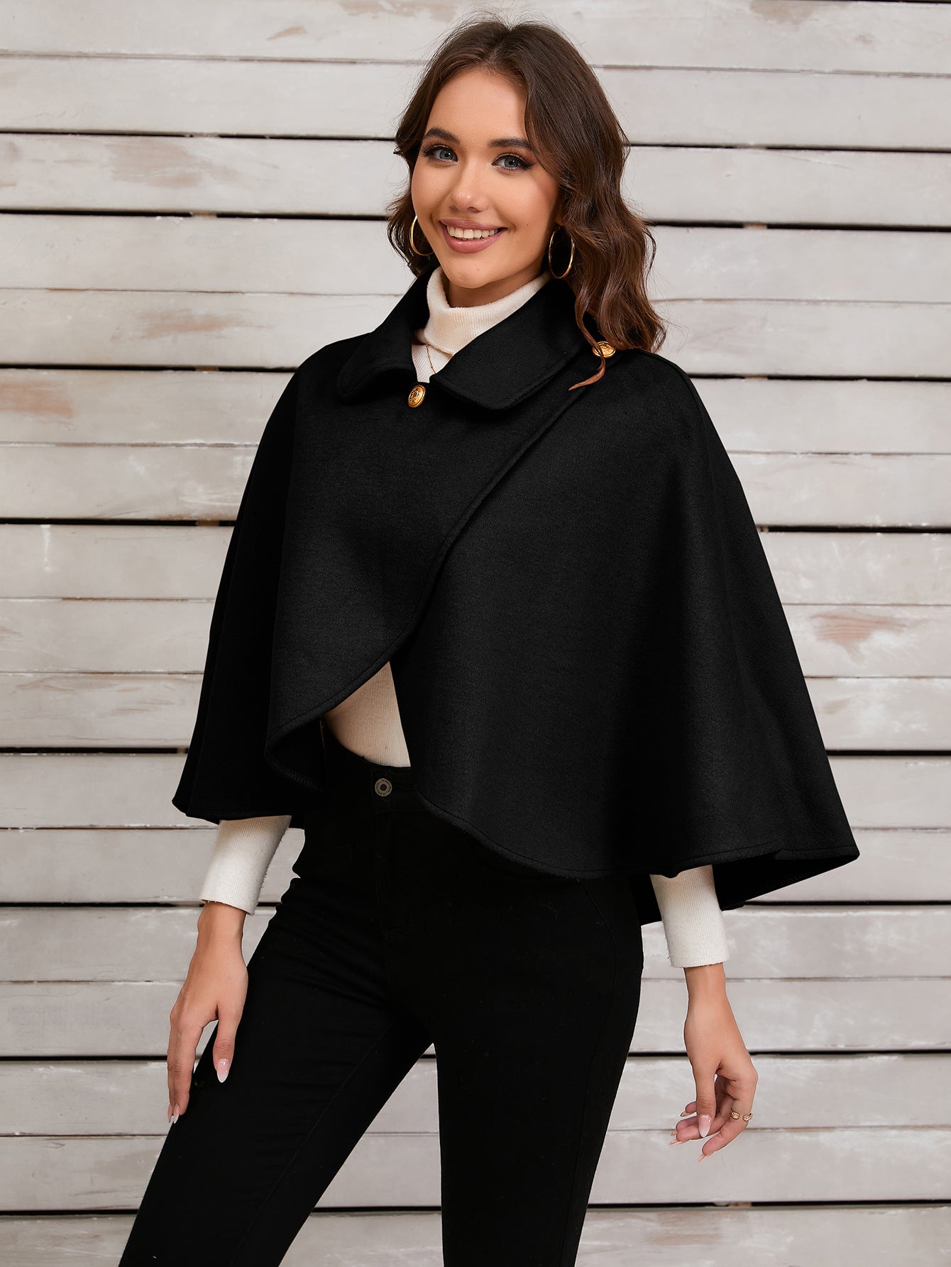 Chic Camel Cape med elegant guldknap til sofistikerede lejligheder