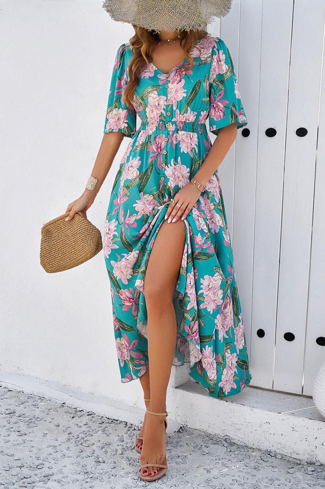 Chic sommerblomstret midi-kjole med V-hals sideslids