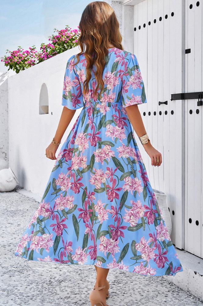 Chic sommerblomstret midi-kjole med V-hals sideslids