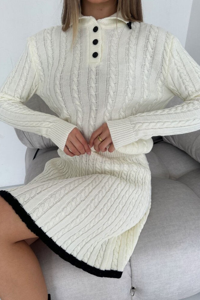 Chic kabelstrikket sweaterkjole