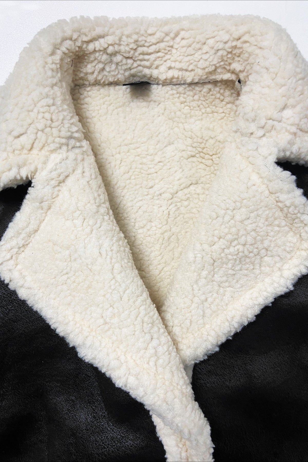 Trendy sort og hvid faux shearling blazer